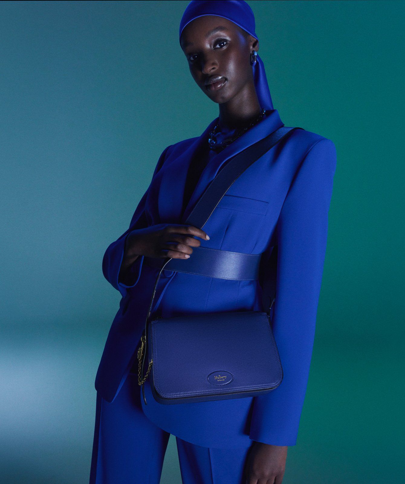 Model wearing the Mulberry Billie bag in pigment blue